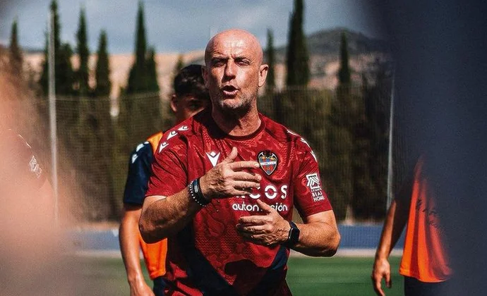 Calero deja una duda en el aire en su último once de preparación