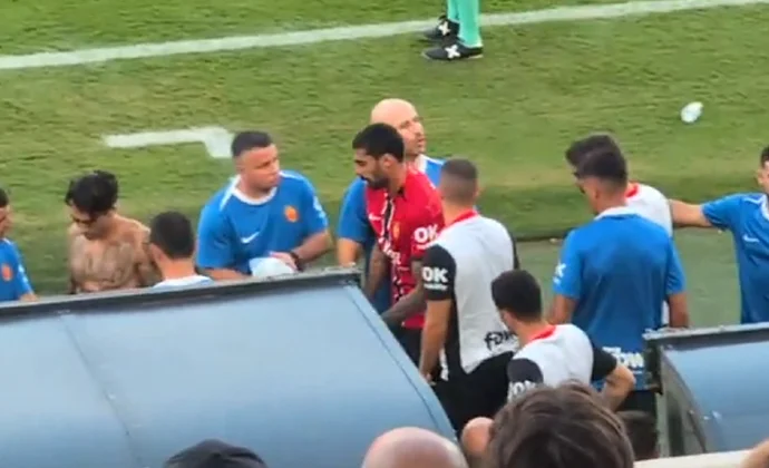 Samu Costa pide el cambio por molestias durante le amistoso contra el Hamburgo