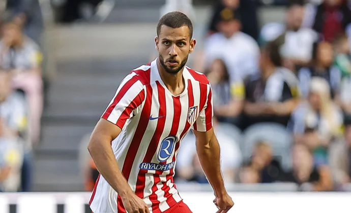 Hancko se impone a Lenglet en la pugna por la titularidad