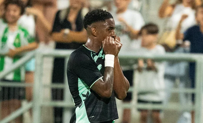 Junior Firpo, una pretemporada de inconsistencia defensiva e irregularidad