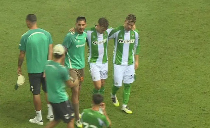 Iker Losada, también con molestias en el tobillo tras una entrada en La Rosaleda