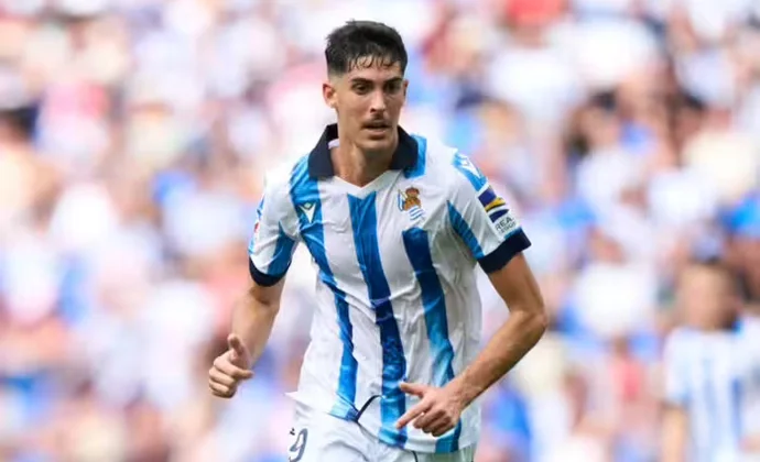 El Mirandés negocia con la Real Sociedad por la cesión de Carlos Fernández