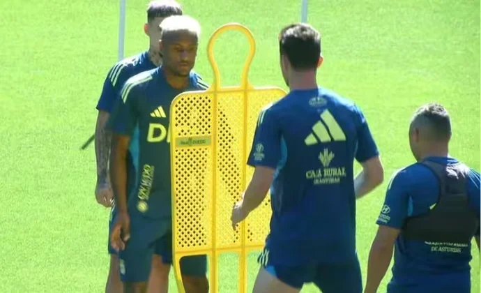 Hassan completa la sesión con el Real Oviedo y Nacho Vidal no participa por precaución