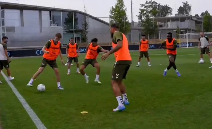 Pablo Durán se pierde el entrenamiento del martes por un golpe y Borja Iglesias ya es uno más