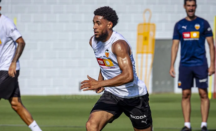 Corberán prueba con Raba - Danjuma ante la baja de Duro en la sesión