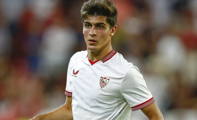 El Sevilla retiene a Juanlu para la J1 por los problemas de inscripción y podría ser titular en San Mamés