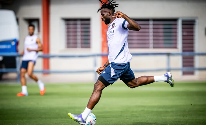 Koyalipou no se ejercita por un golpe y es duda para la jornada 1