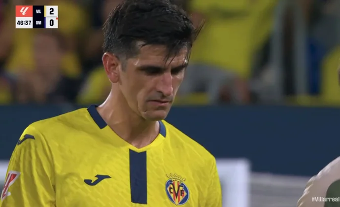 Gerard Moreno se retira con molestias del partido contra el Real Oviedo