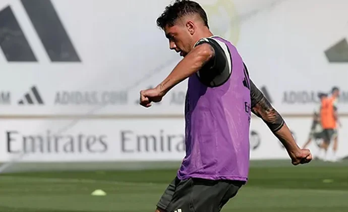 Valverde completa otra sesión con el grupo tras superar la sobrecarga