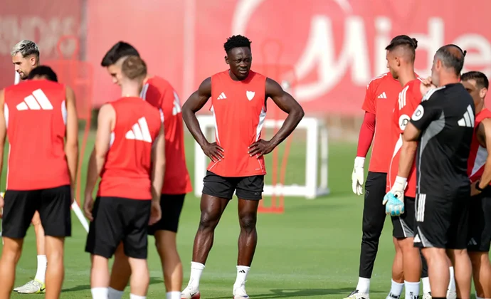 El Sevilla completa la sesión del sábado con cinco bajas