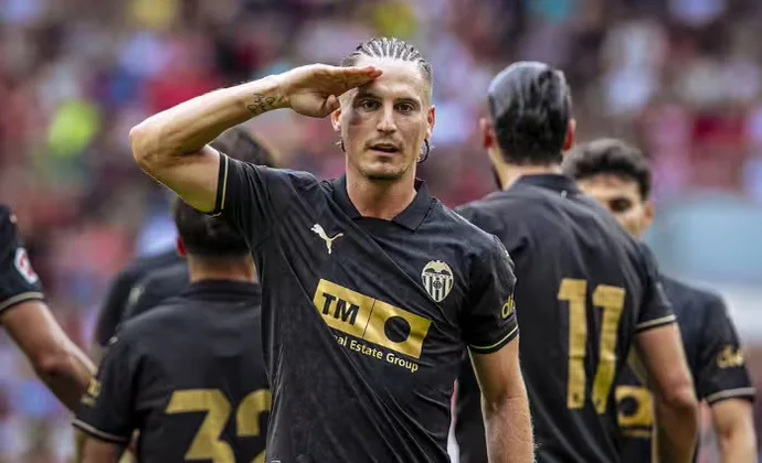 El Aris se interesa por Sergi Canós, que busca salida del Valencia