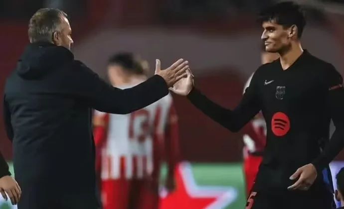 Flick lucha por inscribir a Gerard Martín: lo quiere en el tablero frente al Levante