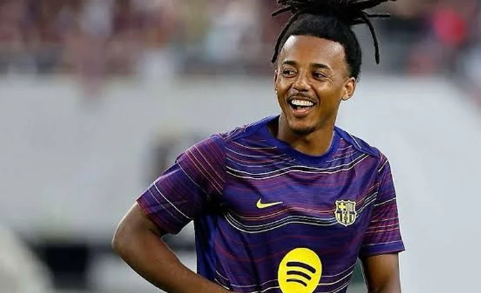 El bajo estado de forma relega a Jules Koundé al banquillo