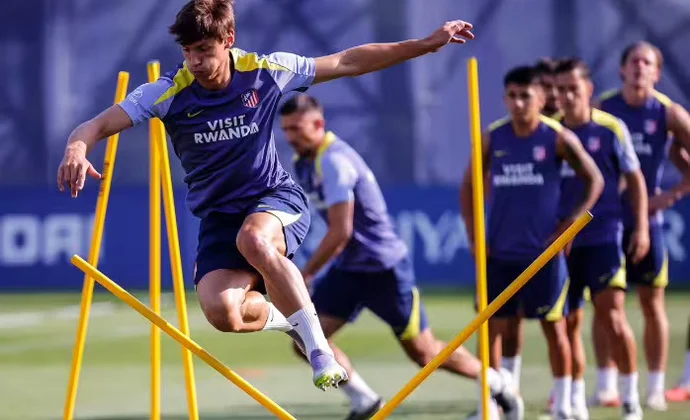 El Atlético sigue pendiente de Giménez, que continúa al margen del equipo