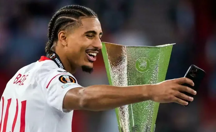 El Bayer Leverkusen sube su oferta a 30M por Badé y hay principio de acuerdo