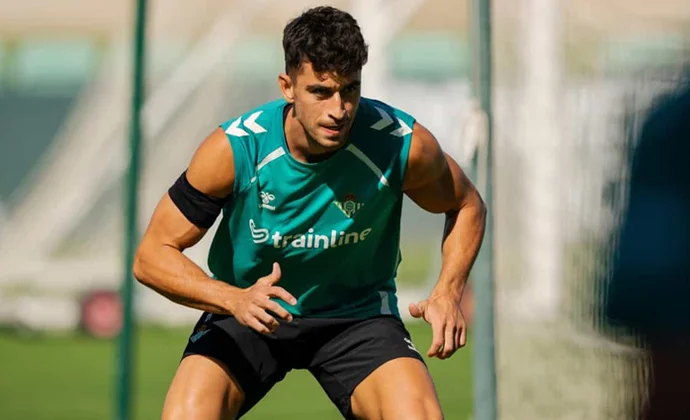 Sesión de recuperación del Betis con Marc Roca parcialmente con el grupo