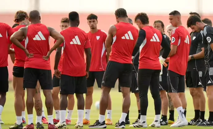 El Sevilla despide a Badé durante una sesión con dos nuevos lesionados