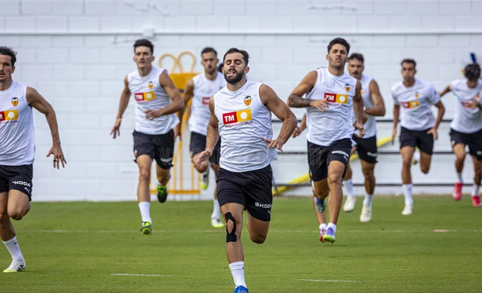 Alberto Marí, única baja en el entrenamiento de este martes en Paterna