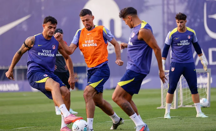 Baena se retira de la sesión por molestias y Simeone ensaya once con Sorloth