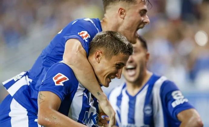 Tenaglia reordena con éxito la linea defensiva de Coudet: de lateral derecho a central izquierdo