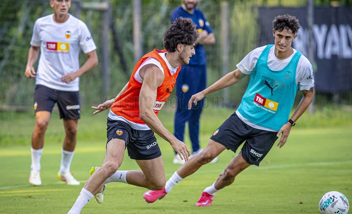 Diego López gestiona las cargas al margen este miércoles en Paterna