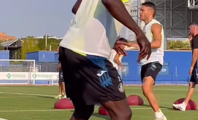 Kiko Femenía y Mayoral se incorporan al grupo, aunque el lateral está pendiente de inscripción