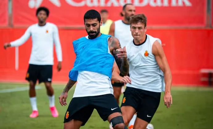 Samu Costa se afianza con el grupo y Maffeo sigue al margen en el entrenamiento del Mallorca