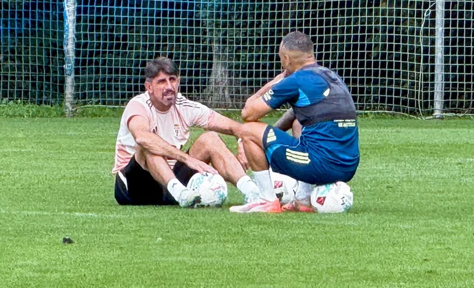 Paunovic ensaya en el entrenamiento con Dendoncker acompañando a Sibo e Ilic en la medular
