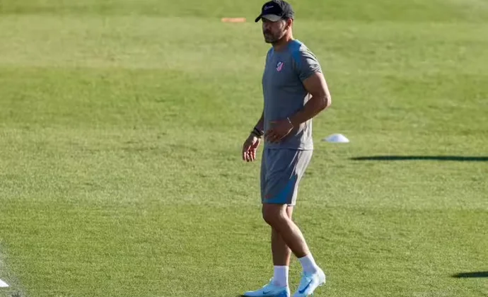Baena y Giménez se ejercitan al margen en el entrenamiento del Atlético