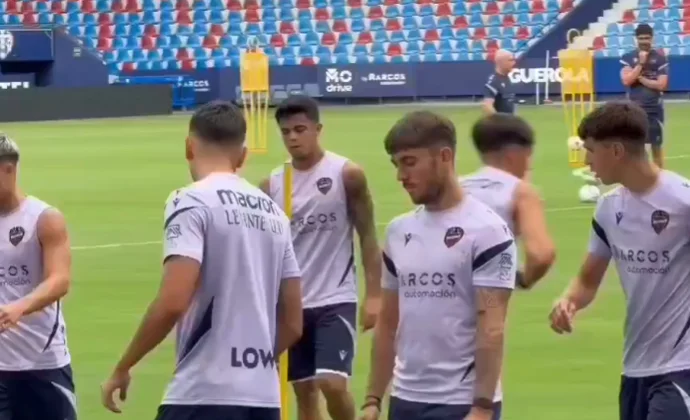 Iker Losada completa su primera sesión, mientras sigue habiendo cinco bajas