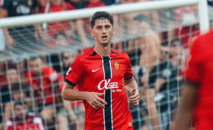 Kumbulla encuentra una fisura para colarse en el once