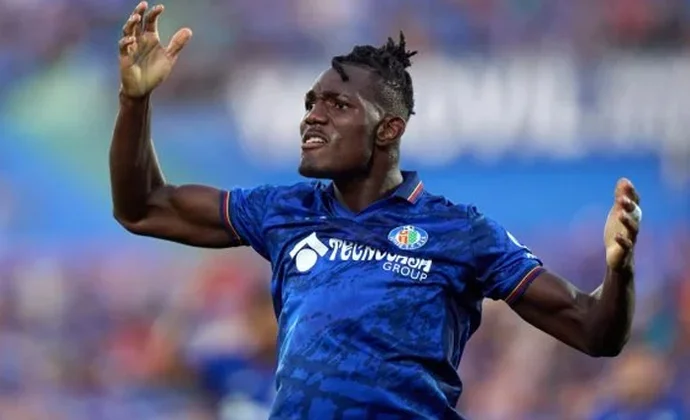 Wolves y Leeds presentan sus ofertas por Christantus Uche