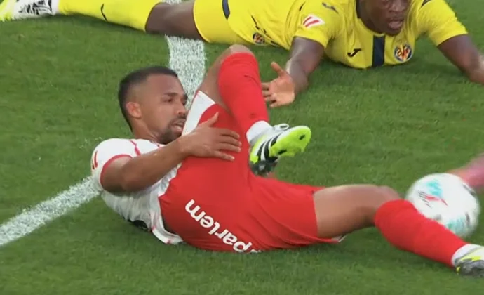 Yangel Herrera pide el cambio por un golpe en el isquio y otro en el orgullo