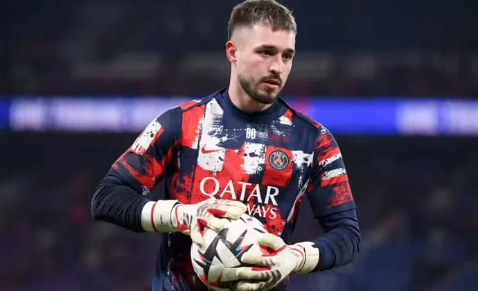 Arnau Tenas, cerca del Villarreal tras su paso por el PSG