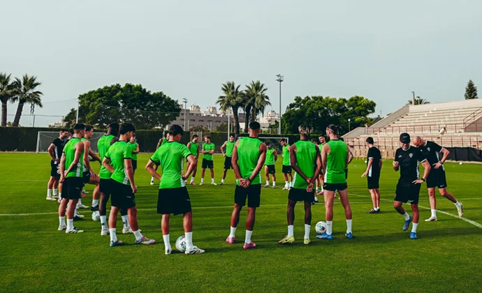 Rafa Mir empieza la semana de trabajo al margen del grupo