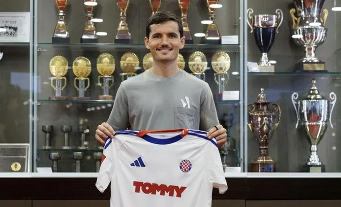 Hugo Guillamón deja el Valencia y ficha por el Hajduk Split