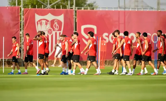 Sesión de recuperación vespertina del Sevilla con un total de seis bajas