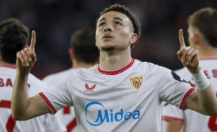 El Villarreal presenta una oferta por Rubén Vargas mientras tantea a Mikautadze