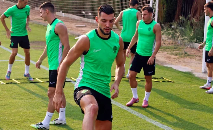 Rafa Mir se ejercita con aparente normalidad en la sesión vespertina