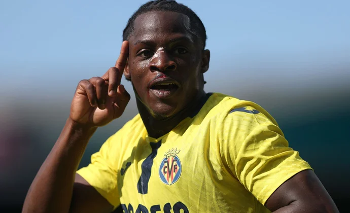 El agente de Etta Eyong ofrece al futbolista a diferentes clubes antes de que su cláusula suba