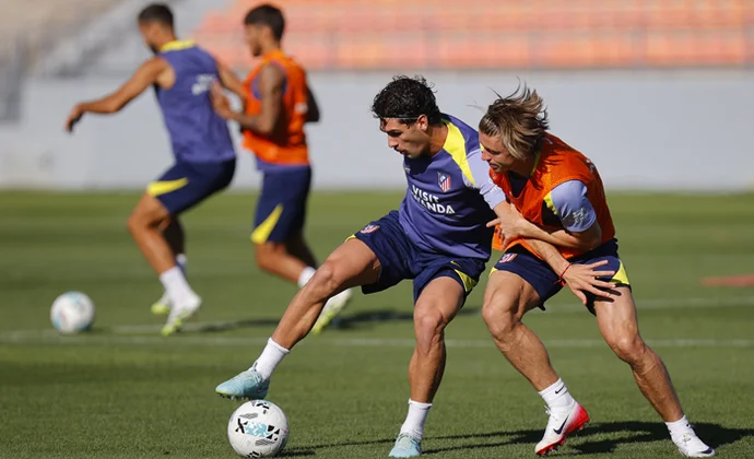 Simeone repite ensayo con Lenglet en la última sesión antes del partido