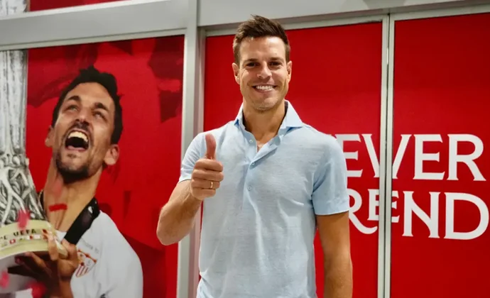 Azpilicueta llega a Sevilla para pasar el reconocimiento médico