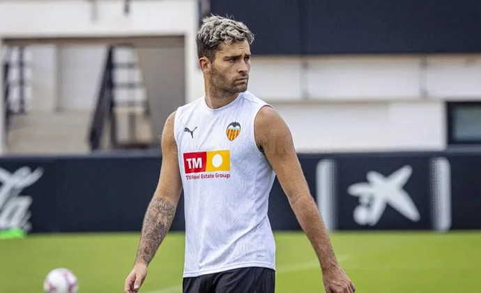 Duro podría entrar en el once, mientras que Diego López y Raba se disputan una plaza