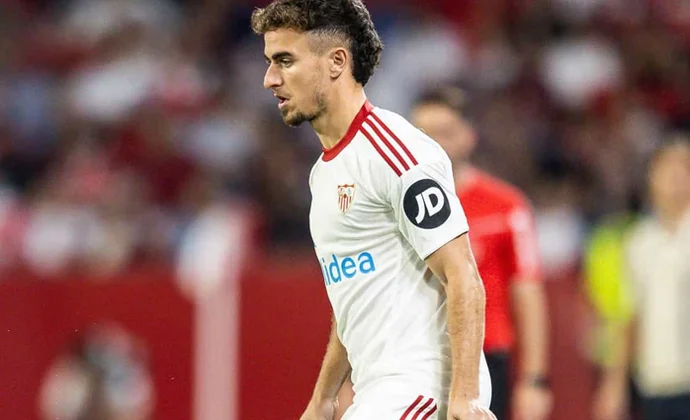 El Elche intensifica negociaciones para lograr la cesión de Adrià Pedrosa