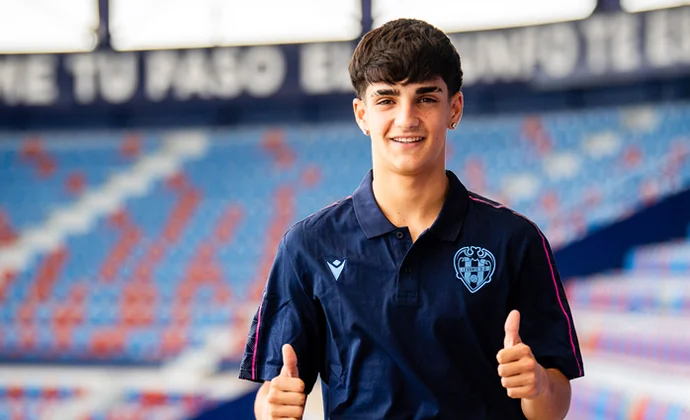 Valencia y Levante cierran la cesión de Víctor Fernández para el filial che