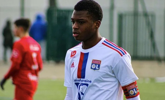 El Sevilla acuerda la cesión de Enzo Molebe, que alternará el filial con el primer equipo