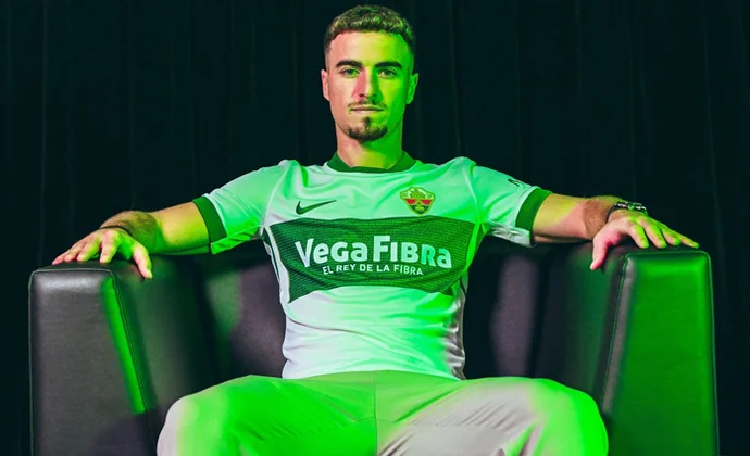 El Elche hace oficial el fichaje de Adrià Pedrosa, cedido por el Sevilla