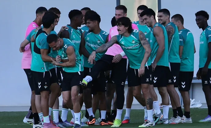 Antony regresa a los entrenamientos del Betis y Junior se reincorpora tras no viajar con su selección