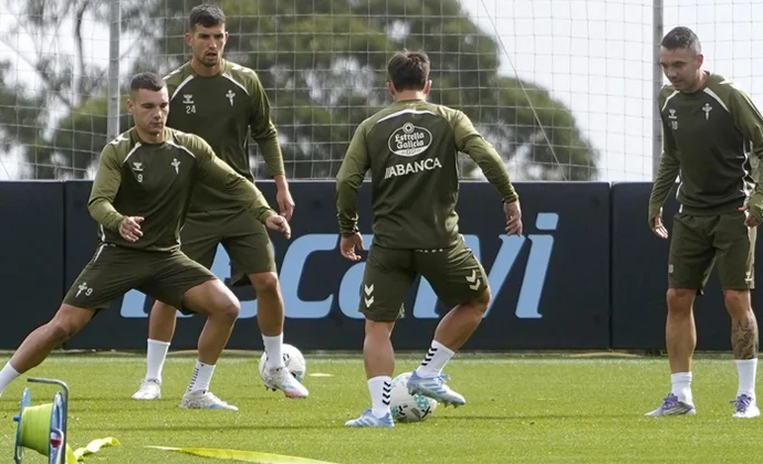 Marcos Alonso y Carl Starfelt, al margen en la sesión del Celta 