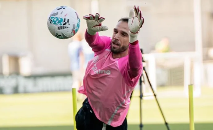 Pau López evoluciona favorablemente de su golpe en la rodilla